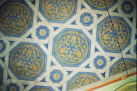 Naslikana arabeska in štukiran geometrijski vzorec. Foto: Damjan Regoršek 